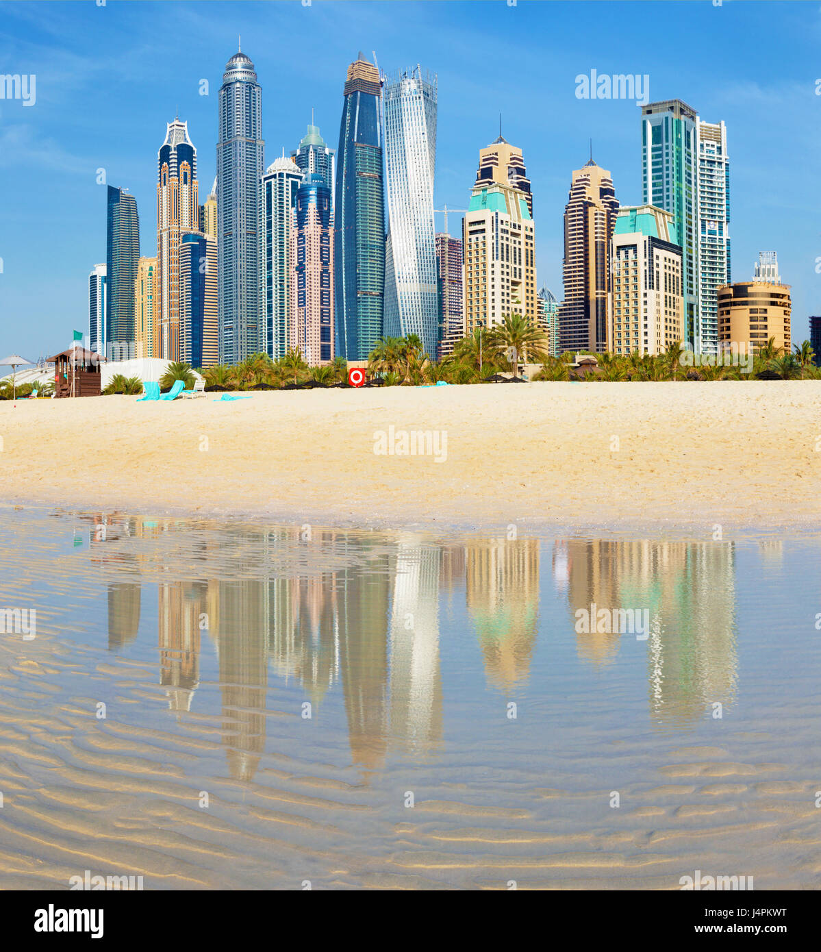 Dubai - La Marina Towers da spiaggia. Foto Stock