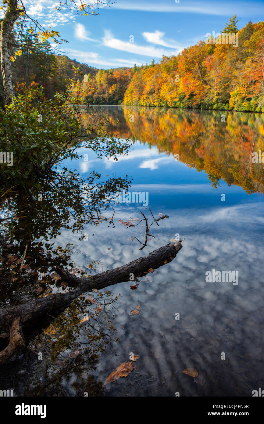 Colore di autunno circonda Mirror lake in autunno Foto Stock