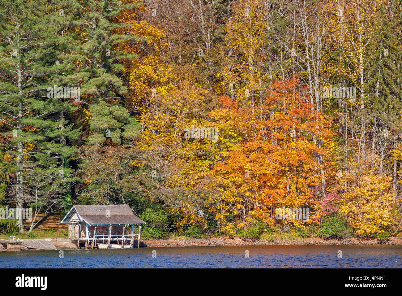 Vecchio boathouse sul lago in colori d'autunno Foto Stock