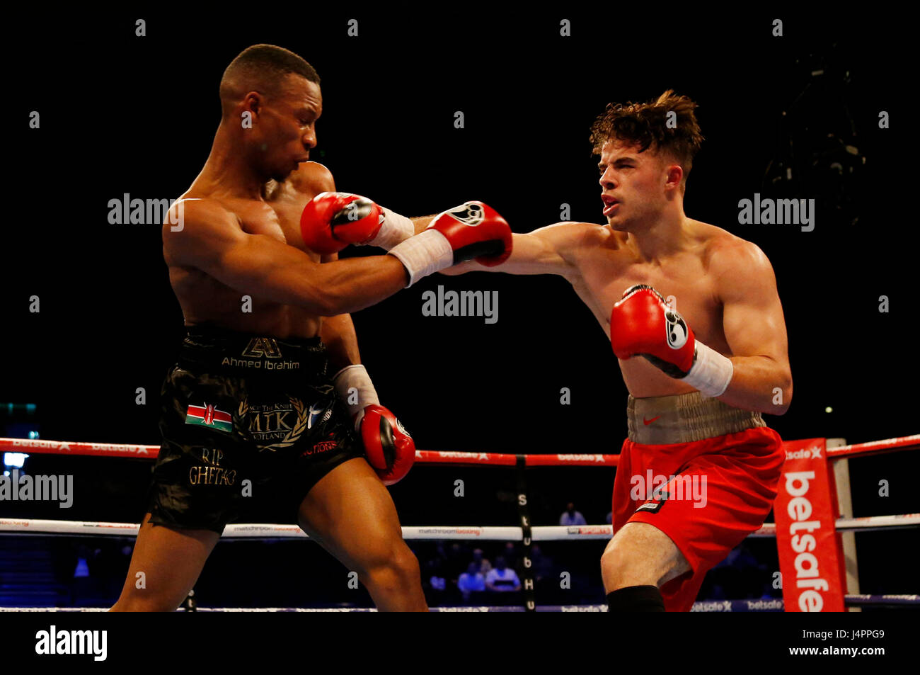 Cori Gibbs (sinistra) in azione contro Ahmed Ibrahim durante il loro super-leggeri bout presso la Barclaycard Arena, Birmingham. Foto Stock