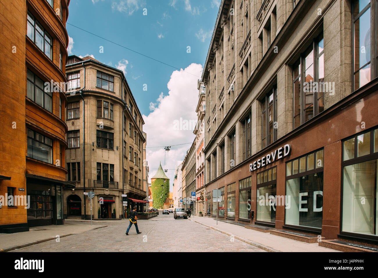 Riga, Lettonia - 2 Luglio 2, 2016: uomo a camminare nei pressi di shop riservati su Valnu Street. Riservati è un polacco negozio di abbigliamento Catena, parte della LPP, che ha più Th Foto Stock