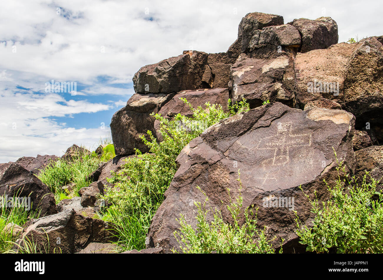 Petroglyph National Monument park in Albuquerque, New Mexico con ingrandimento di roccia vulcanica Foto Stock