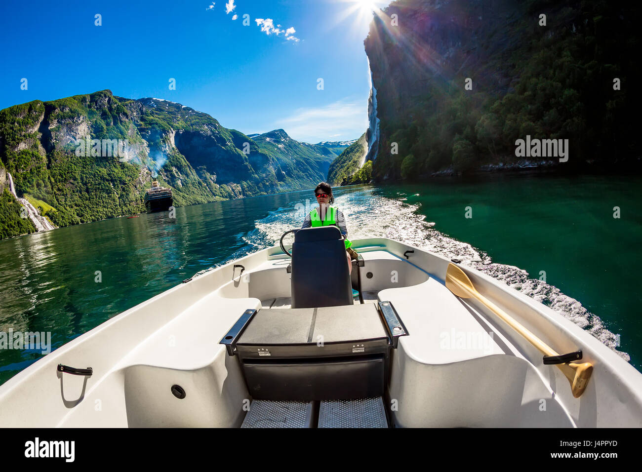 Donna alla guida di una barca a motore. Geiranger fjord, la bellissima natura della Norvegia.La vacanza estiva. Foto Stock