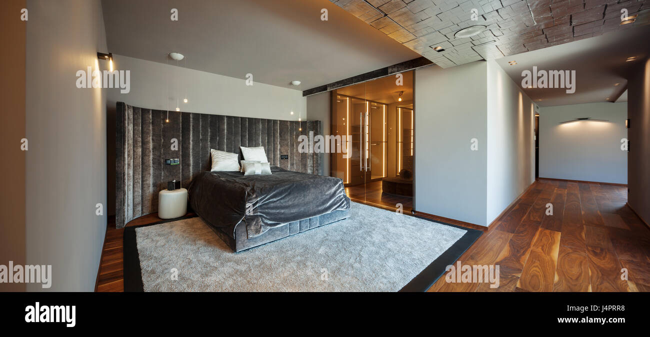 Moderno e ampia camera da letto di lusso, letto king size Foto Stock