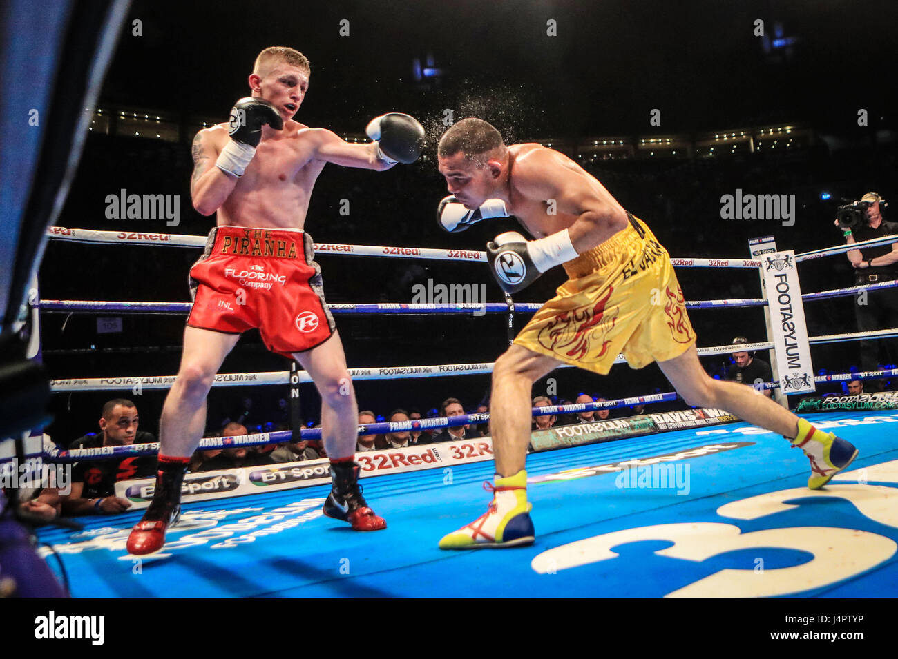 Ryan Garner (sinistra) in azione contro Rafael Castillo durante il loro peso piuma bout presso la prima diretta Arena, Leeds. Foto Stock