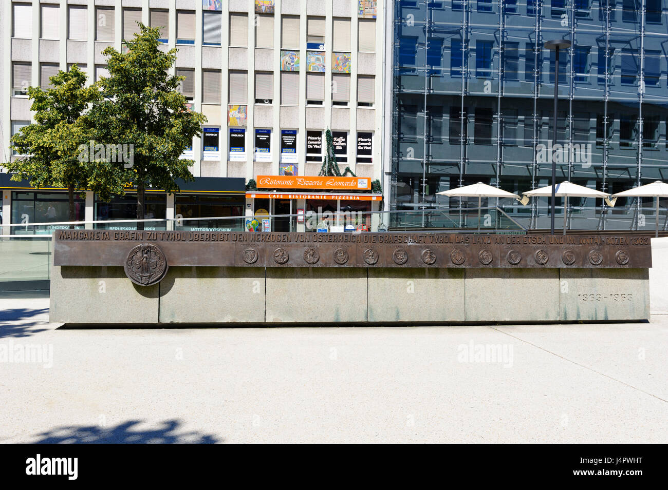 Circolare commemorativa bronzetto dischi vicino al memoriale della liberazione monumento, Innsbruck, Austria Foto Stock