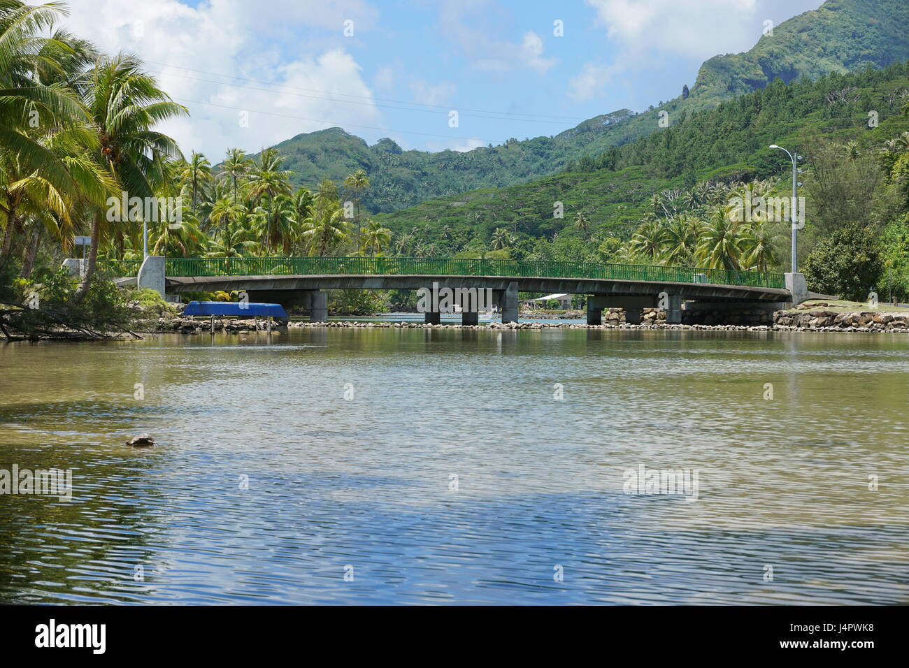 Polinesia francese Huahine, calcestruzzo ponte sul canale di mare tra l'isola principale e un isolotto (motu) vicino Maeva village, South Pacific Oceania Foto Stock