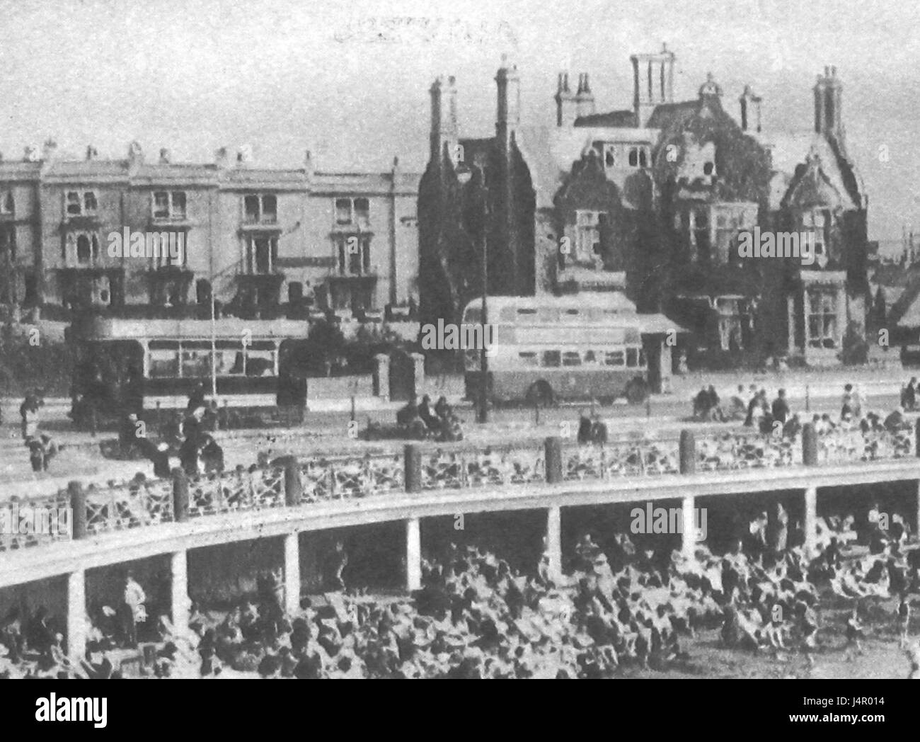 Weston super Mare lago marino con tram e autobus ritagliato Foto Stock