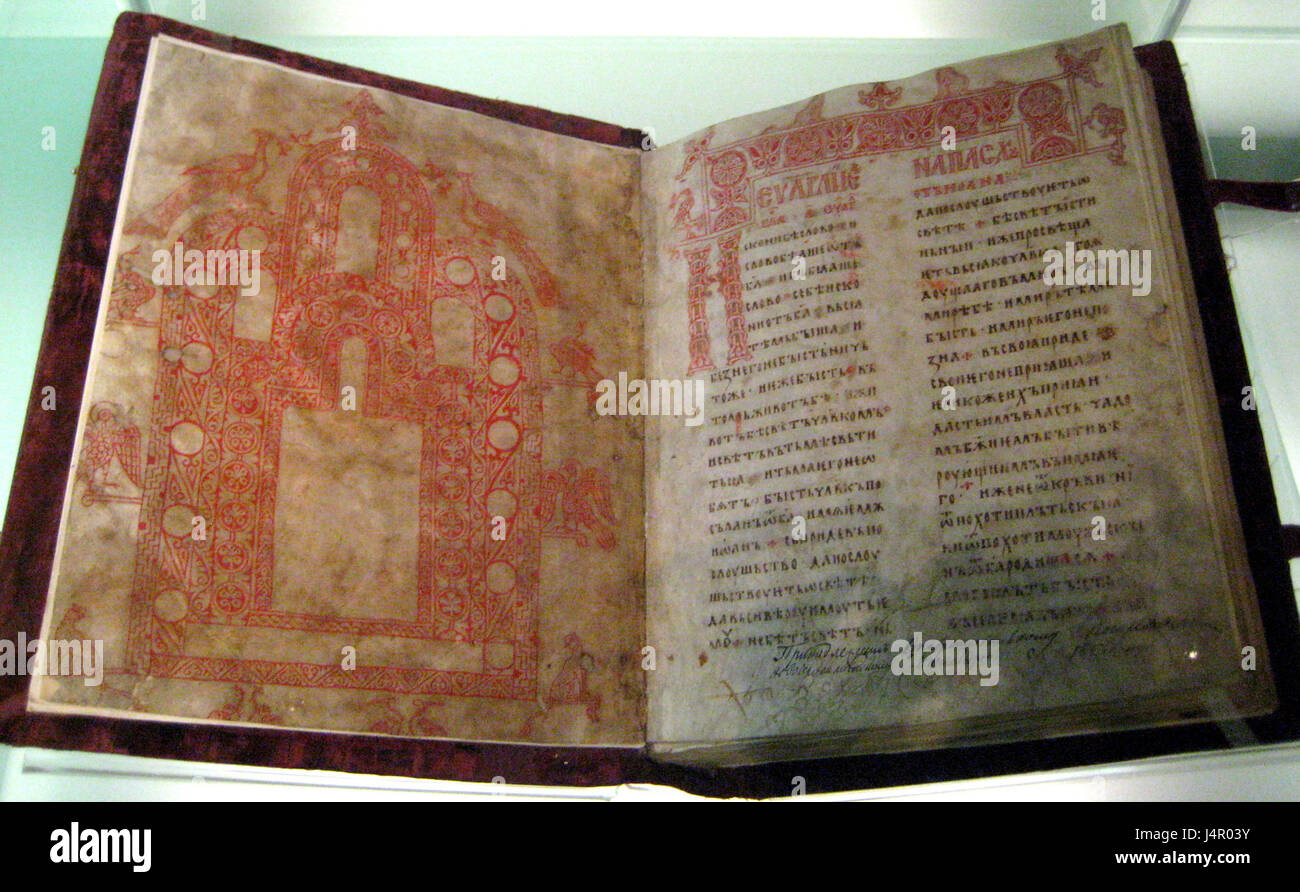Il Vangelo di Yurevskoe è un antico manoscritto, un importante manufatto del periodo medievale russo, che mostra testi religiosi e significativi nello studio del primo cristianesimo russo. Foto Stock