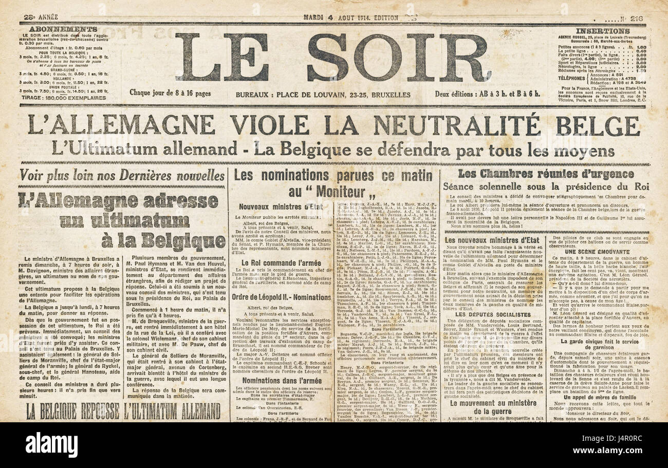 "World War 1 Headlines R01" si riferisce probabilmente a una raccolta di notizie importanti della prima guerra mondiale, che presentano momenti ed eventi chiave che hanno plasmato il corso della guerra. Questi titoli avrebbero catturato gli intensi sviluppi politici, militari e sociali del tempo. Foto Stock
