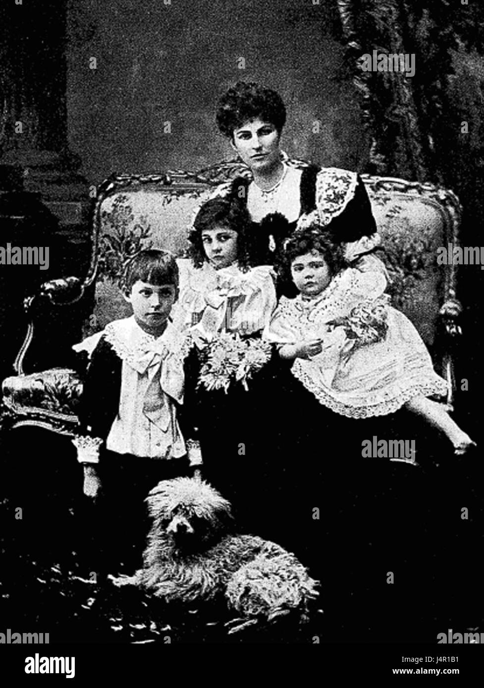 Violet Stuart Wortley è stata un'artista e illustratrice britannica attiva all'inizio del XX secolo. Conosciuta per le sue opere che presentano disegni e ritratti intricati, ha dato contributi significativi all'arte britannica durante questo periodo. Il suo lavoro è celebrato per la sua eleganza e attenzione ai dettagli. Foto Stock