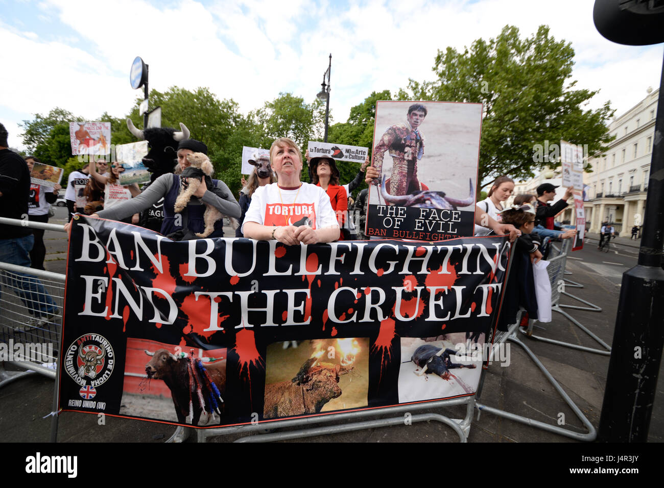 Protesta per i diritti degli animali contro la corrida e tutte le forme di crudeltà contro gli animali. La manifestazione procedette verso l'ambasciata spagnola Foto Stock