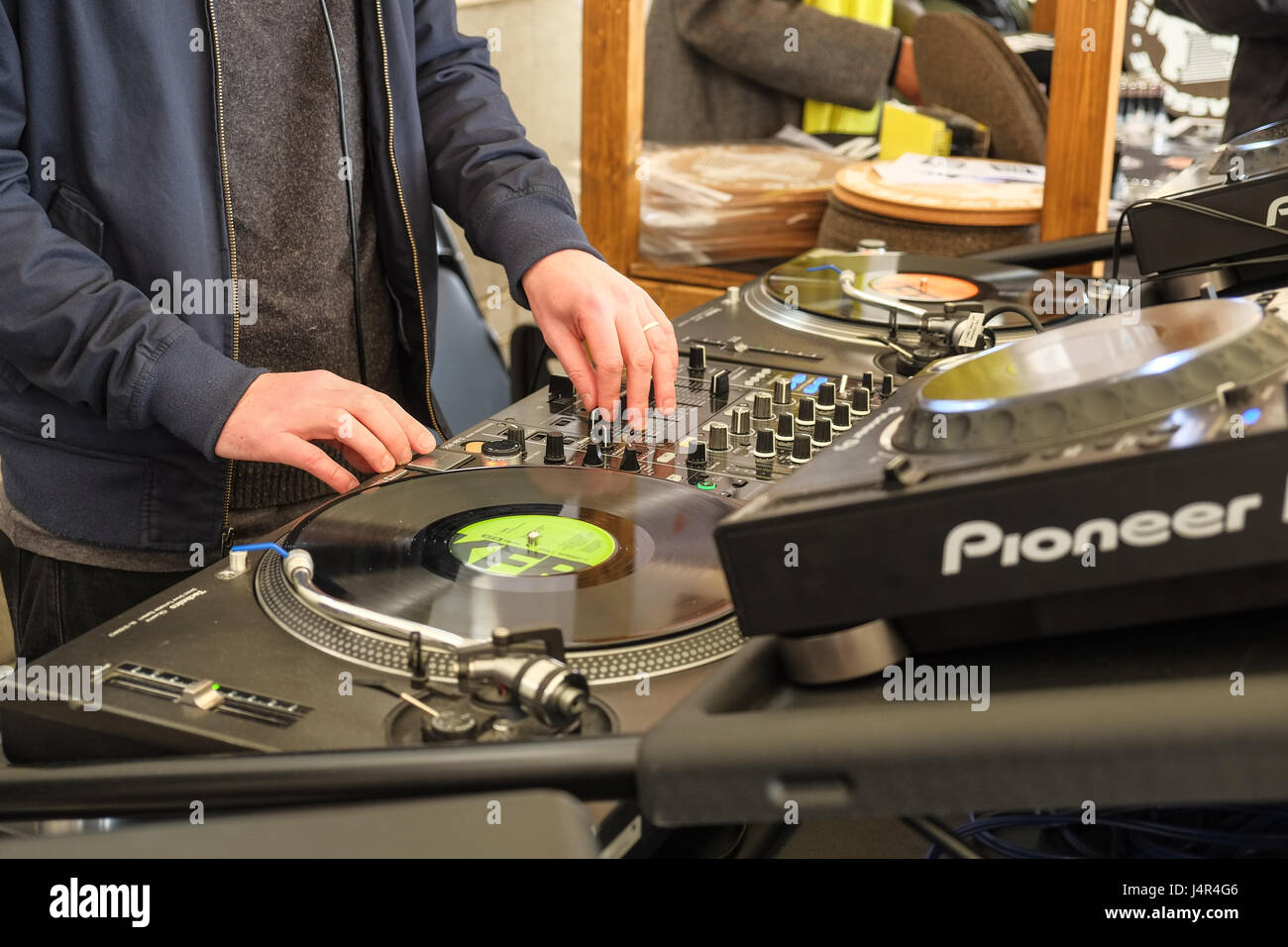 Londra, Regno Unito. 13 maggio 2017. Sul tetto di Uniqlo store a Londra, in Oxford Street label indipendente mercato vendono e promuovere dischi in vinile in un evento gratuito. Vinil record di vendite nel mese di maggio ha raggiunto il milione di un marchio per la prima volta dagli anni novanta secondo i dati ufficiali rilasciati da BPI chi rappresenta la nazione etichette discografiche. Credito: claire doherty/Alamy Live News Foto Stock