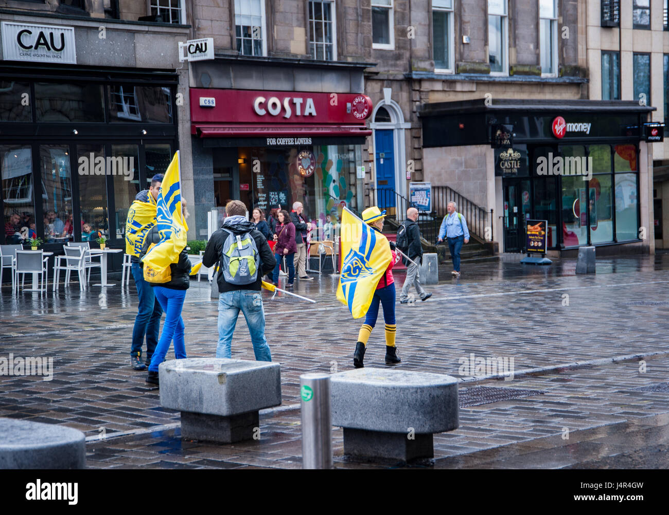 *Edimburgo, Scozia* 13 maggio 2017 *Rugby ventilatori di ASM CLERMONT AUVERGNE distibuito su strade e pub di Edimburgo in preparazione per il rugby europeo Champions Cup Final Weekend *Rugby ventilatori wearng giallo-blu del loro team *Rugby europeo Champions Cup Final Weekend, 2017 * "Credito: Ann Kimmel/Alamy Live News"* Foto Stock