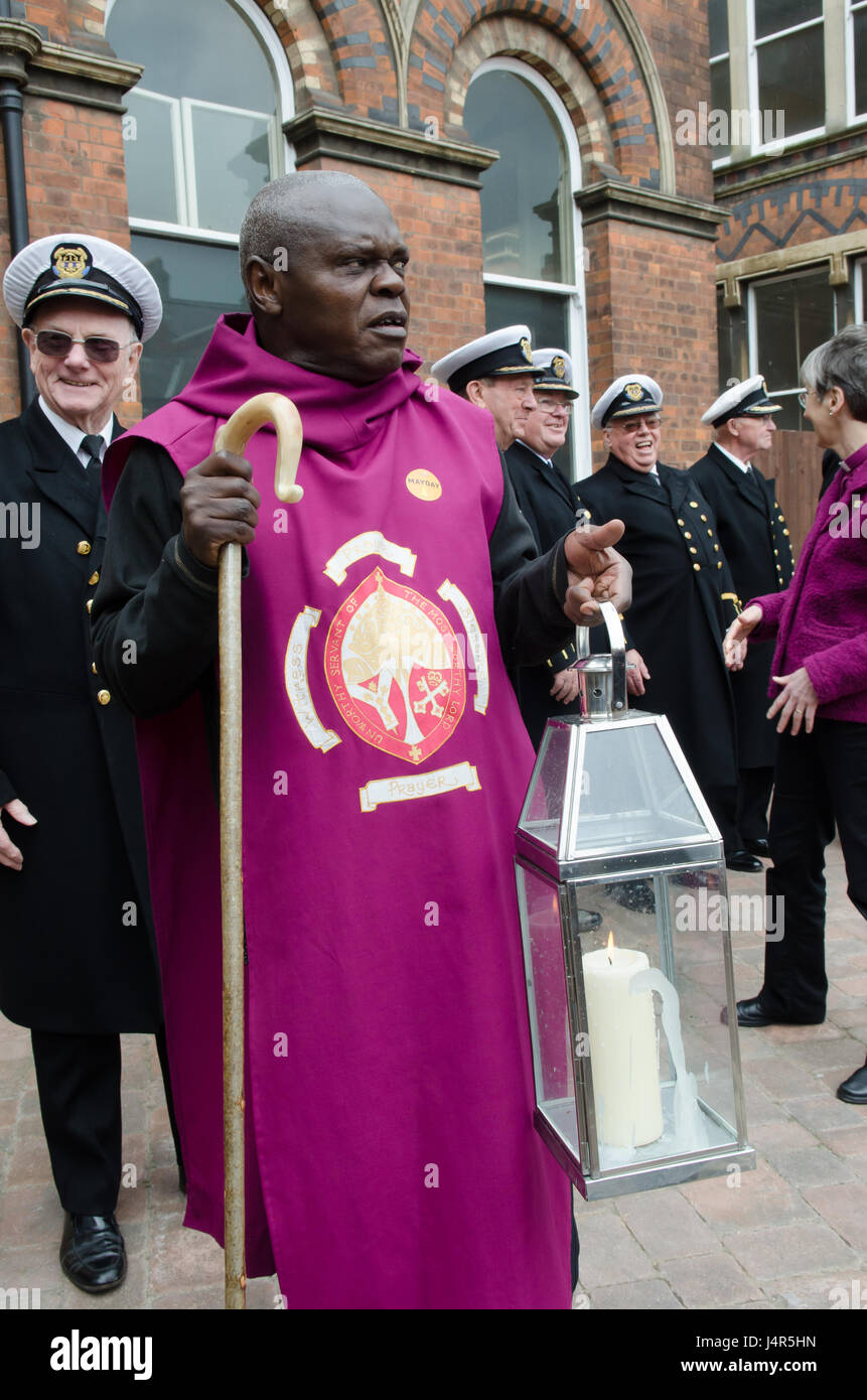 Hull, Yorkshire, Regno Unito. 13 maggio 2017. L'arcivescovo di York John Sentamu, che detiene la fiamma, saluta gli ex capitani allo Yard di Zebedee dedicando il credito Last Trip Memorial: Paul Saripo/Alamy Live News Foto Stock