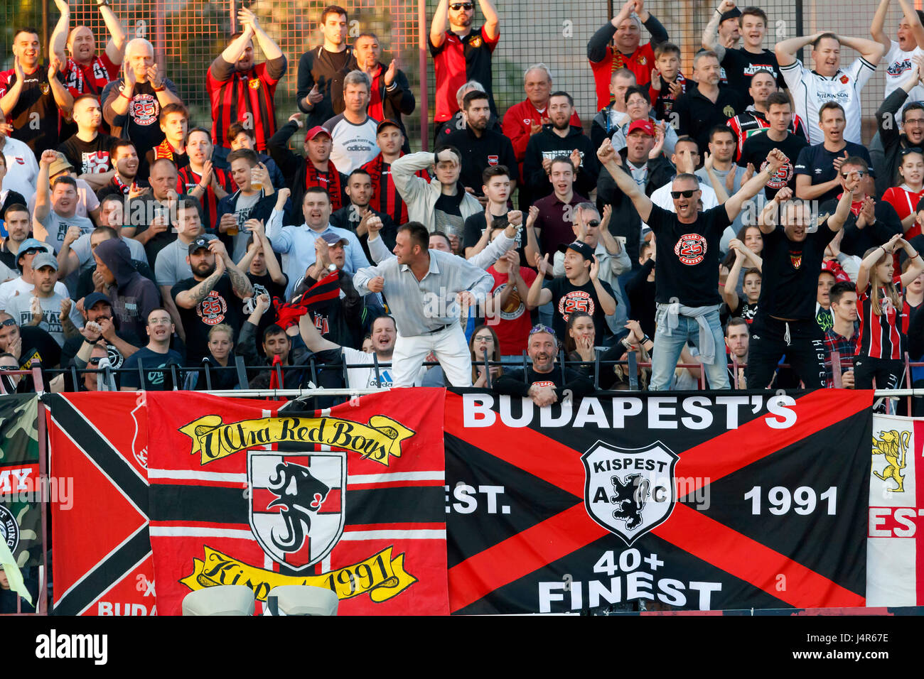 Budapest, Ungheria. 13 Maggio, 2017. Ultra fan di Budapest Honved celebrare la vittoria durante l'Ungherese Banca OTP Liga match tra Budapest e Honved MTK Budapest a Bozsik Stadium il 13 maggio 2017 a Budapest, Ungheria. Credito: Laszlo Szirtesi/Alamy Live News Foto Stock