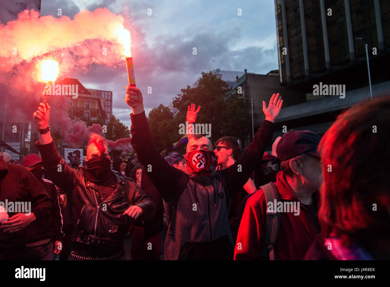 Madrid, Spagna. 13 Maggio, 2017. L'ala sinistra manifestanti con razzi durante una dimostrazione contro di estrema destra gruppo "Hogar Social" e il loro nuovo edificio occupato a Madrid, Spagna. Credito: Marcos del Mazo/Alamy Live News Foto Stock