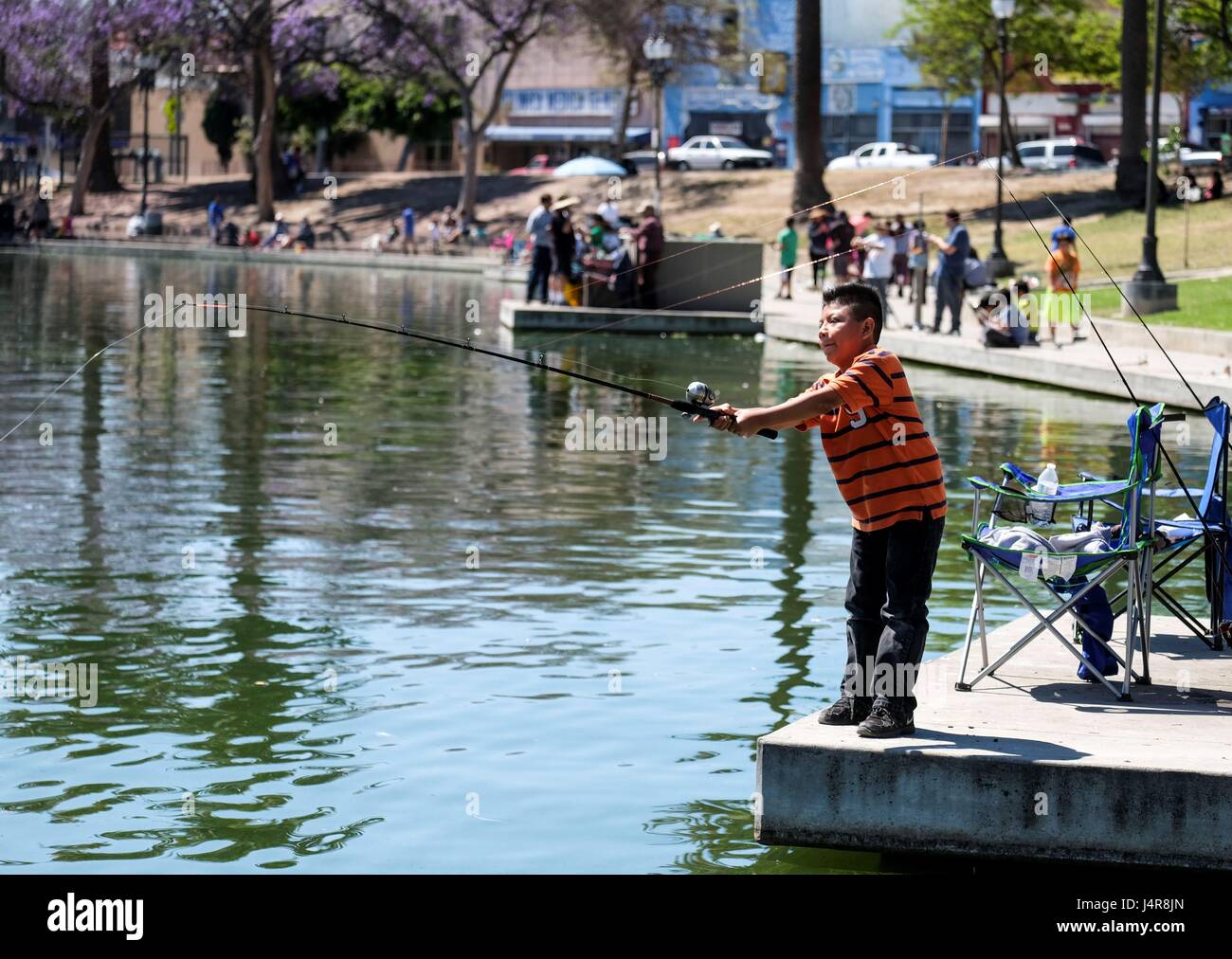 Los Angeles, Stati Uniti d'America. 13 Maggio, 2017. Un ragazzo partecipa alla formazione di pesce durante una gioventù derby pesca detenute da Los Angeles Department di ricreazione e di parchi del lago a MacArthur Park vicino a downtown Los Angeles, gli Stati Uniti, il 13 maggio 2017. Credito: Zhao Hanrong/Xinhua/Alamy Live News Foto Stock