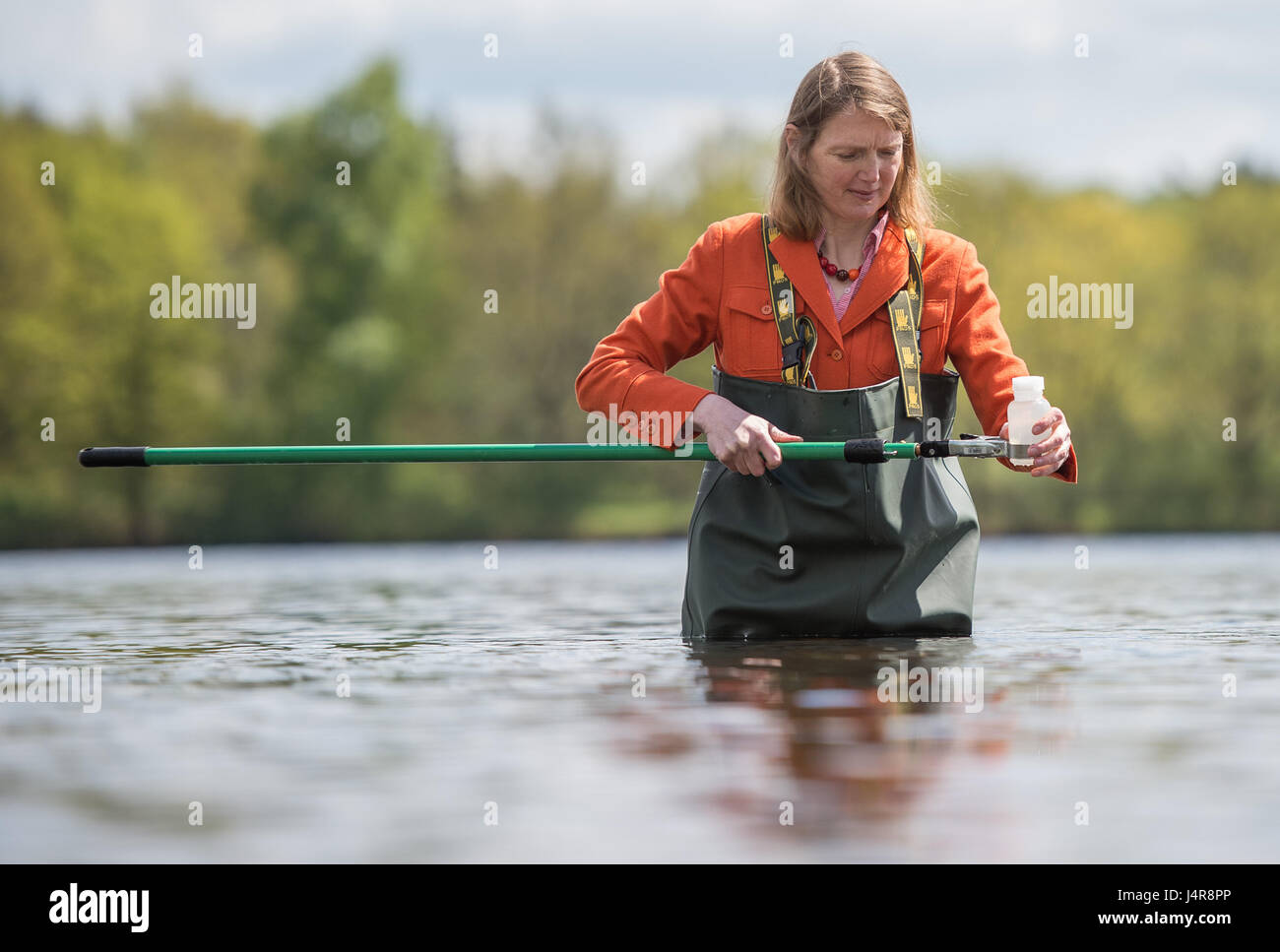 Hannover, Germania. 9 maggio 2017. Bettina Tecklenburg, ispettore di igiene della regione di Hannover misura il valore di pH per un campione di acqua dal lago Altwarmbuechener ad Hannover, Germania, 9 maggio 2017. La maggior parte dei 272 punti di nuoto tra la costa del Mare del Nord e della regione di Harz avranno la loro acqua qualità testata all'inizio della stagione estiva. Foto: Sila Stein/dpa/Alamy Live News Foto Stock