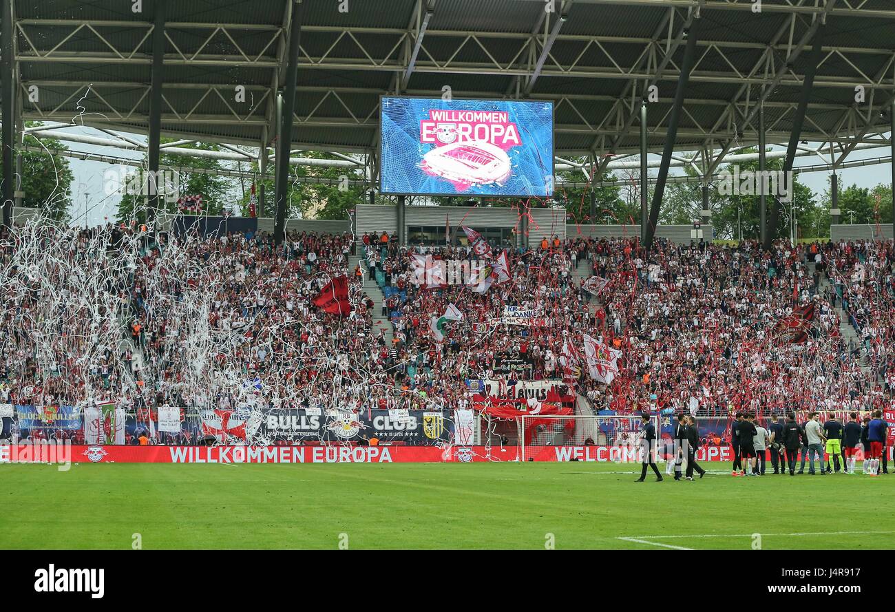 Leipzig, Germania. 13 Maggio, 2017. La schermata di RB Leipzig della Red Bull Arena visualizza 'Benvenuti l'Europa" per celebrare che RB Leipzig parteciperà alla European Champions League la prossima stagione dopo un tedesco Bundesliga match tra RB Lipsia e Bayern Monaco di Baviera a Leipzig, Germania, 13 maggio 2017. RB Leipzig perso 4-5 e ha vinto il secondo posto della Bundesliga tedesca come un recentemente promosso questa stagione di anticipo alla 33a turno del sabato. Credito: Shan Yuqi/Xinhua/Alamy Live News Foto Stock