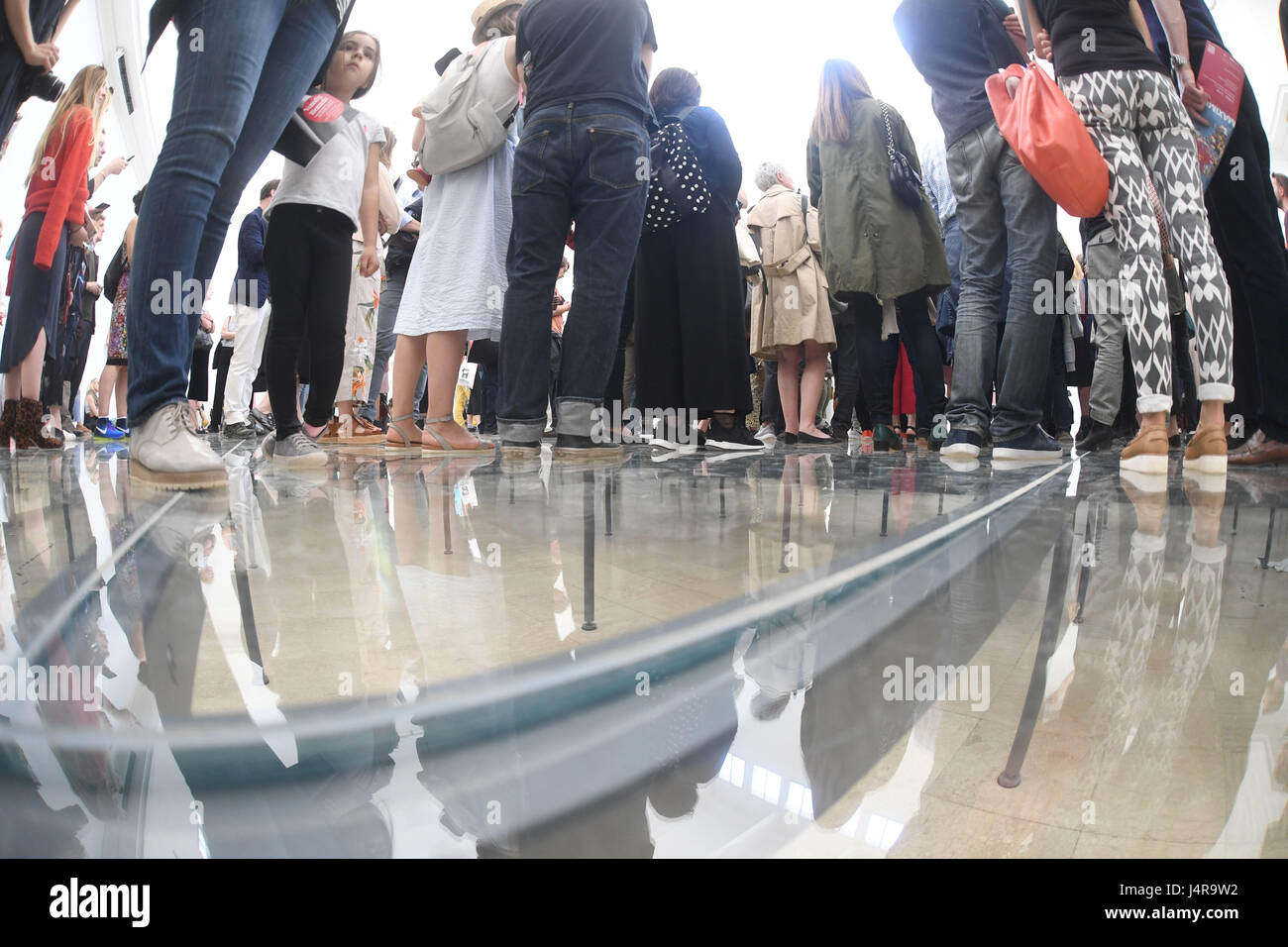 Venezia, Italia. Il 12 maggio 2017. I visitatori possono essere visti nel padiglione tedesco, progettato da Anne Imhof, presso la 57a Esposizione Internazionale d'arte, La Biennale di Venezia, a Venezia, Italia, 12 maggio 2017. La 57ª Biennale di Venezia ha luogo dal 13 maggio al 26 novembre 2017. - Nessun filo SERVICE - foto: Felix Hörhager/dpa/Alamy Live News Foto Stock