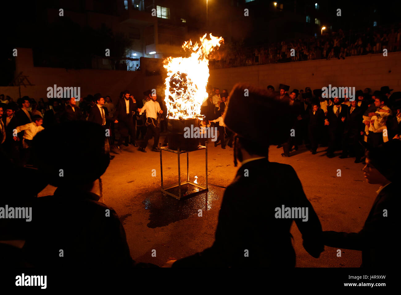 Modi'in Elite. 13 Maggio, 2017. Gli Ebrei Ultra-Orthodox dance intorno a un falò durante un Lag Baomer celebrazione in modi"in Elite il 13 maggio 2017. Lag Baomer segna il hillula (celebrazione, interpretato da alcuni come l anniversario della morte del Rabbino Shimon bar Yochai, un Mishnaic salvia e conduce il discepolo di Rabbi Akiva nel II secolo a. Credito: Gil Cohen Magen/Xinhua/Alamy Live News Foto Stock