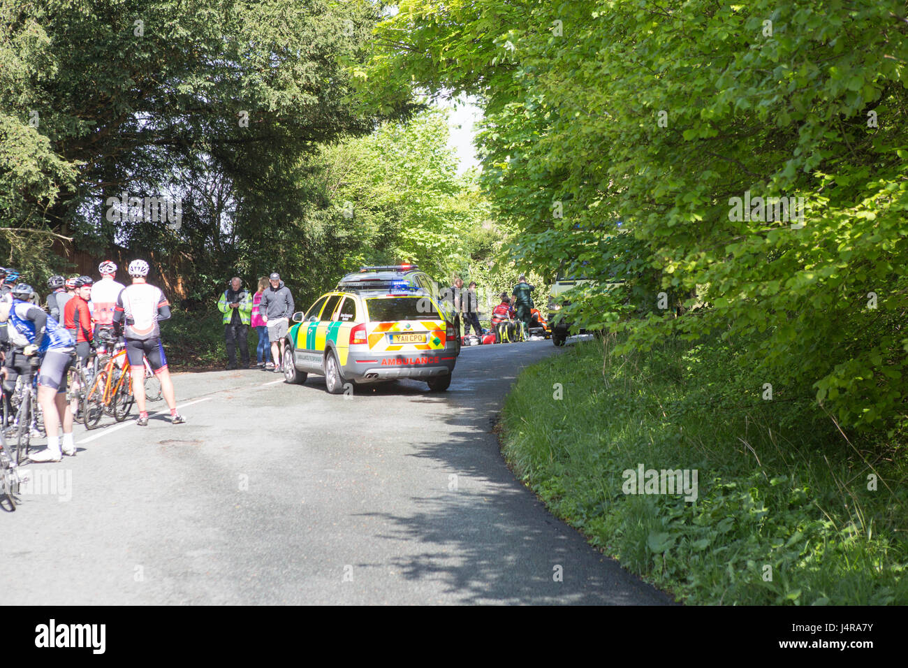 A Wycombe Ovest, Bucks, Regno Unito. 14 maggio 2017. ciclista soffre di un attacco di cuore sul ciclo di cicli di rid in coda sulla collina come davanti autoambulanza lavorando sull'uomo sulla rivoluzione di Londra la sfida del ciclo di credito: Brian Southam/Alamy Live News Foto Stock