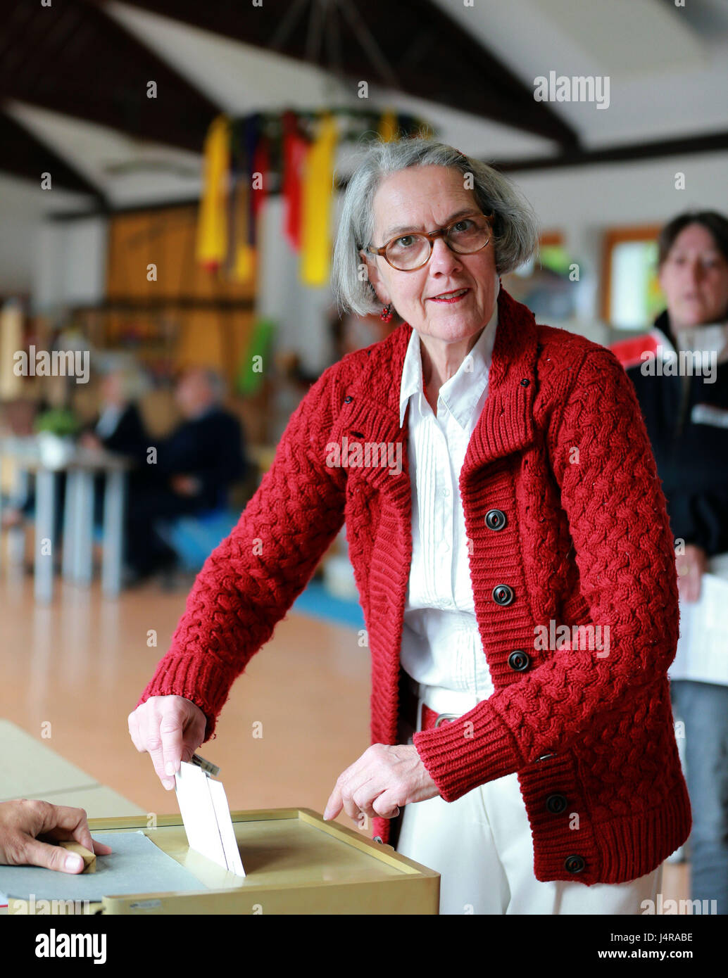 Aachen, Germania. 14 Maggio, 2017. Una donna getta scrutinio per la regionale alle elezioni di stato del Land Renania settentrionale-Vestfalia in corrispondenza di una stazione di polling in Aachen, Germania, 14 maggio 2017. Credito: Luo Huanhuan/Xinhua/Alamy Live News Foto Stock
