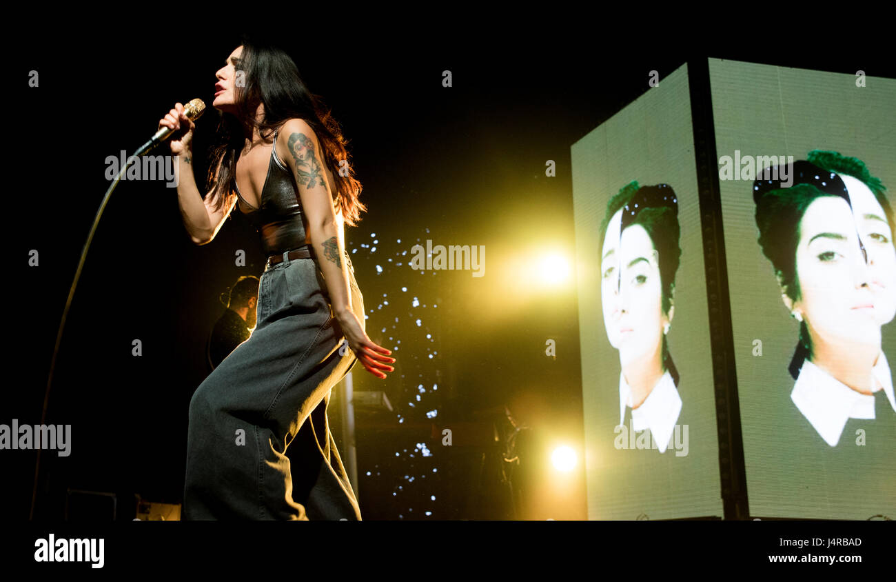 Venaria Reale, Italia. 13 Maggio, 2017. Il cantante italiano Levante (Claudia Lagona) suona presso il Teatro della Concordia Credito: Alberto Gandolfo/Alamy Live News Foto Stock