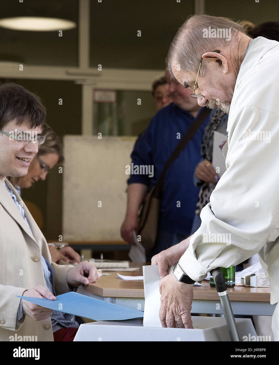 (170514) -- MUELHEIM, 14 maggio 2017 (Xinhua) -- un uomo getta scrutinio per la regionale alle elezioni di stato del Land Renania settentrionale-Vestfalia in corrispondenza di una stazione di polling in Muelheim, Germania, il 14 maggio 2017. (Xinhua/Joachim Bywaletz) (DTF) Foto Stock