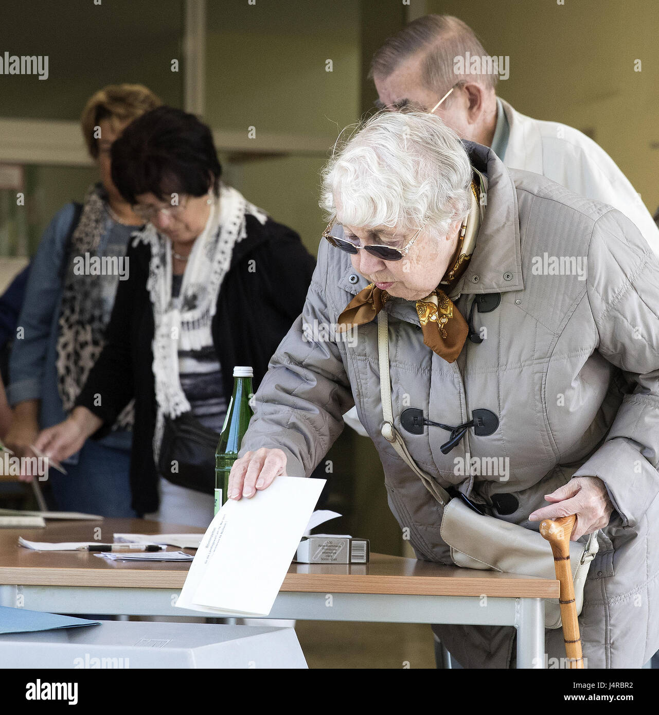 (170514) -- MUELHEIM, 14 maggio 2017 (Xinhua) -- una donna getta scrutinio per la regionale alle elezioni di stato del Land Renania settentrionale-Vestfalia in corrispondenza di una stazione di polling in Muelheim, Germania, il 14 maggio 2017. (Xinhua/Joachim Bywaletz) (DTF) Foto Stock