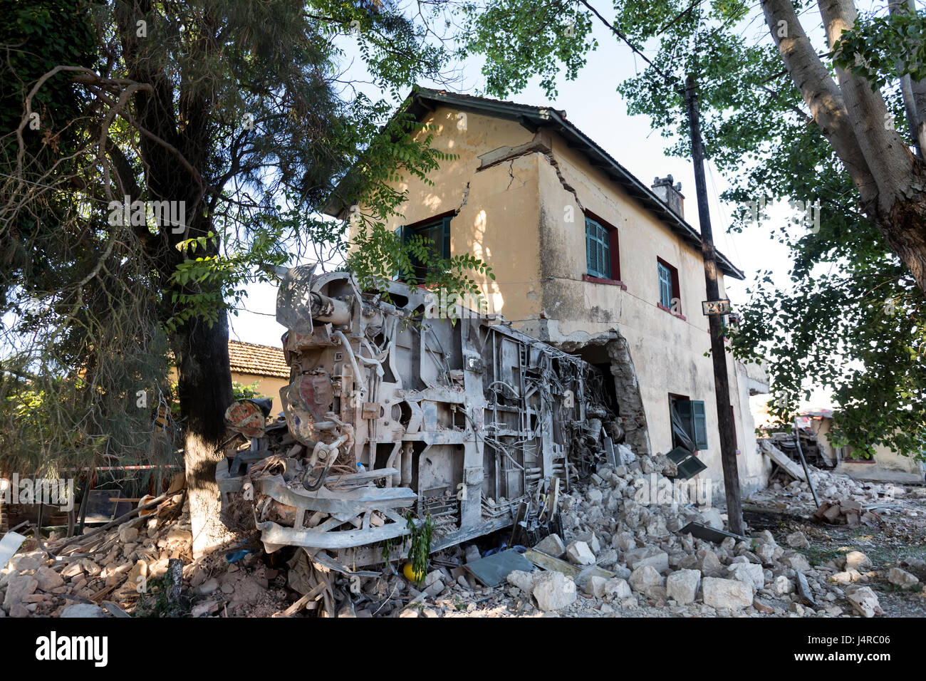 Salonicco, Grecia - 14 Maggio 2017: Incidente ferroviario a Adendro, quasi 40km a ovest di Salonicco con due morti accertati tra i passeggeri. Il treno si è schiantato in una casa dopo il deragliamento. Credito: VASILIS VERVERIDIS/Alamy Live News Foto Stock