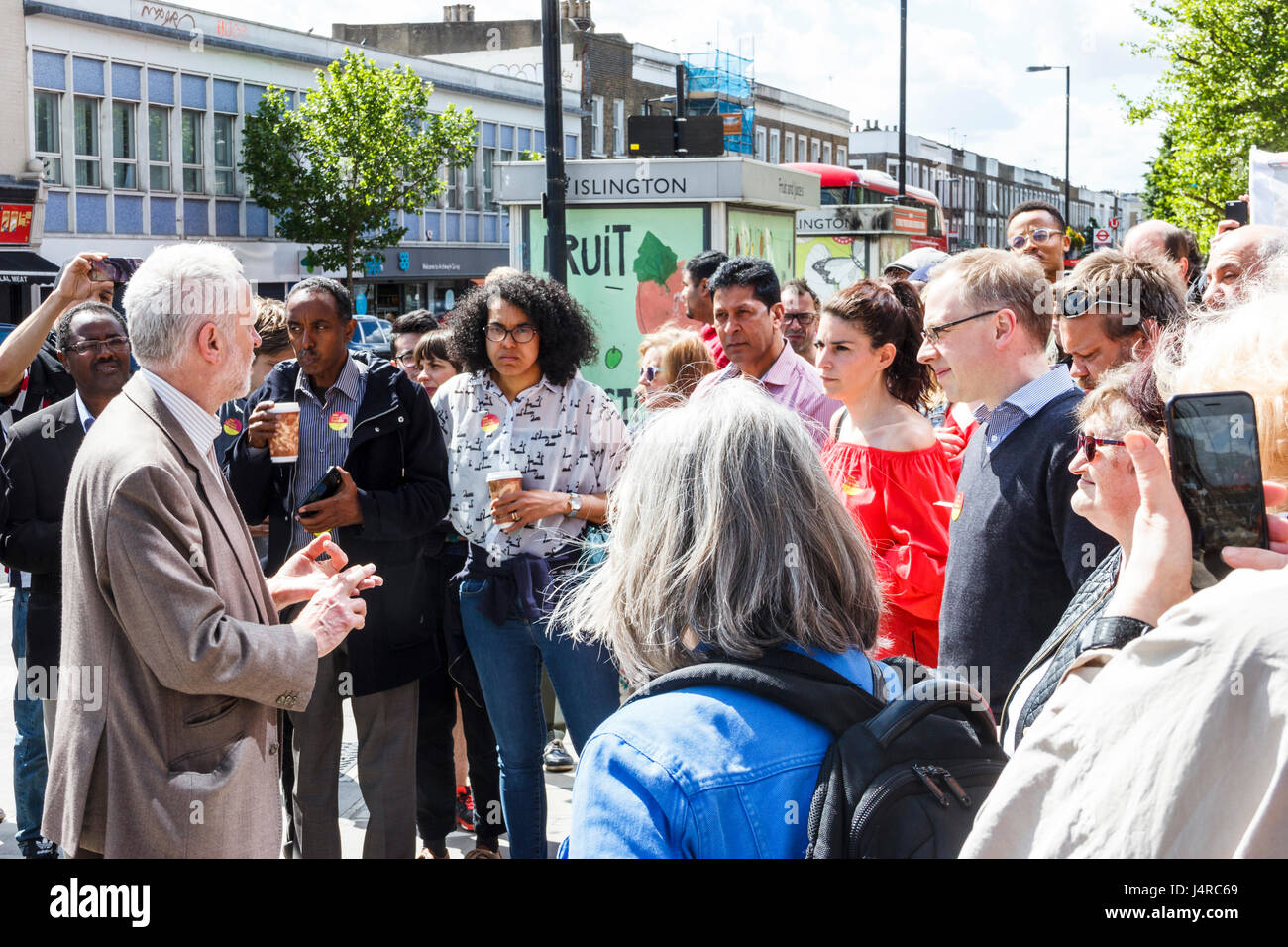 Londra, Regno Unito. 14 Maggio, 2017. Leader laburista Jeremy Corbyn parlando ai membri del gruppo e i membri del pubblico nel suo collegio elettorale del nord Islington, 14 maggio 2017. Credito: Michael Heath/Alamy Live News Foto Stock