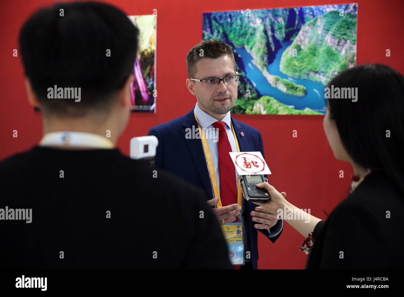 (170514) -- Pechino, 14 maggio 2017 (Xinhua) -- un giornalista della Agenzia di Stampa Polacca riceve un colloquio presso il China National Convention Center di Pechino, capitale della Cina, 14 maggio 2017. Media riuniti qui a riferire la cinghia e Forum su strada (BRF) per la cooperazione internazionale che si è aperto a Pechino di domenica. (Xinhua/Cai Yang) (dyhqwl) Foto Stock