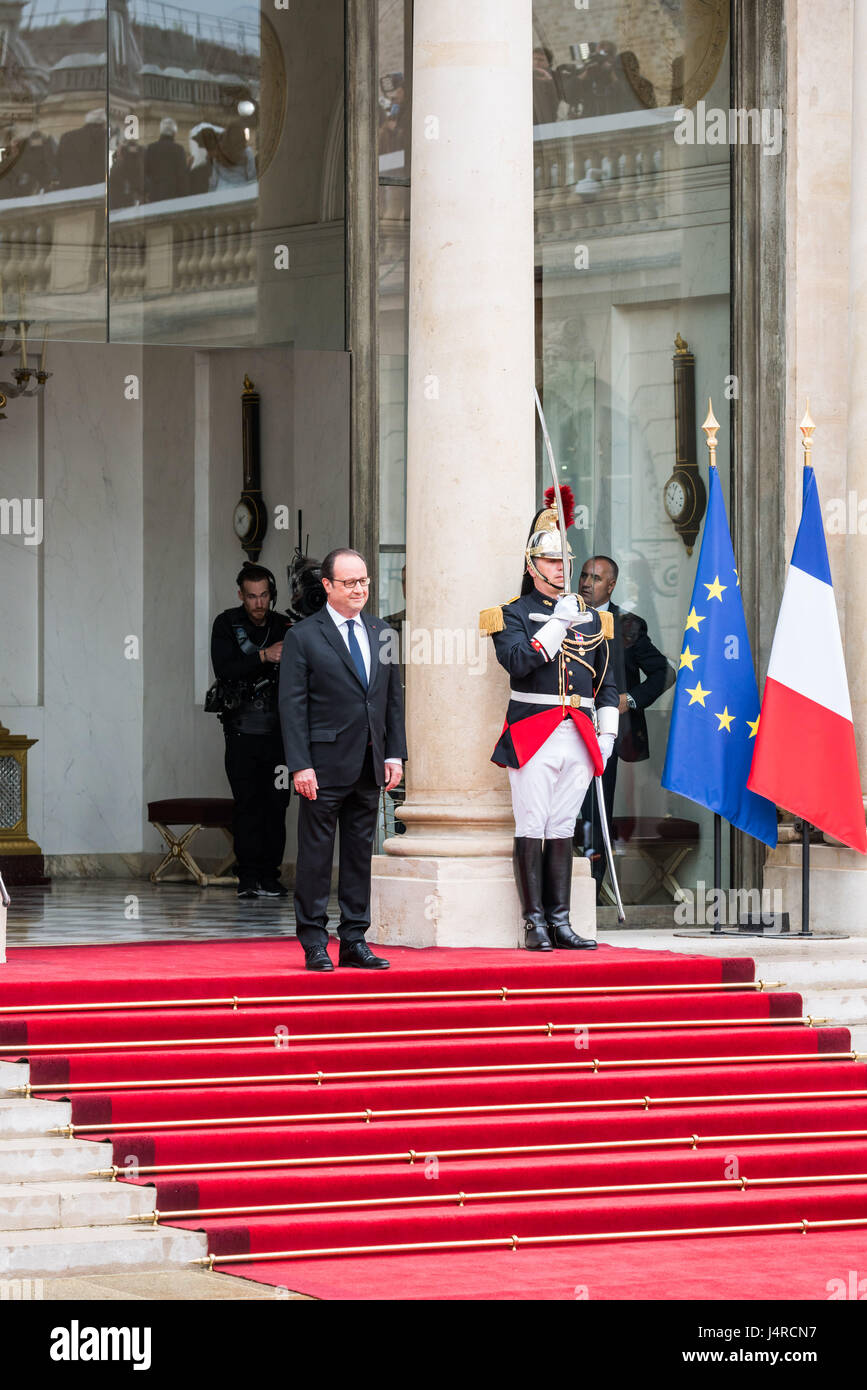 Parigi, Francia. 14 Maggio, 2017. Francois Hollande accoglie Emanuele Macron. Emmanuel Macron inaugurazione come la Francia è di nuovo presidente all'Elysée Paris , Francia , il 14 maggio 2017. Credito: Phanie/Alamy Live News Foto Stock