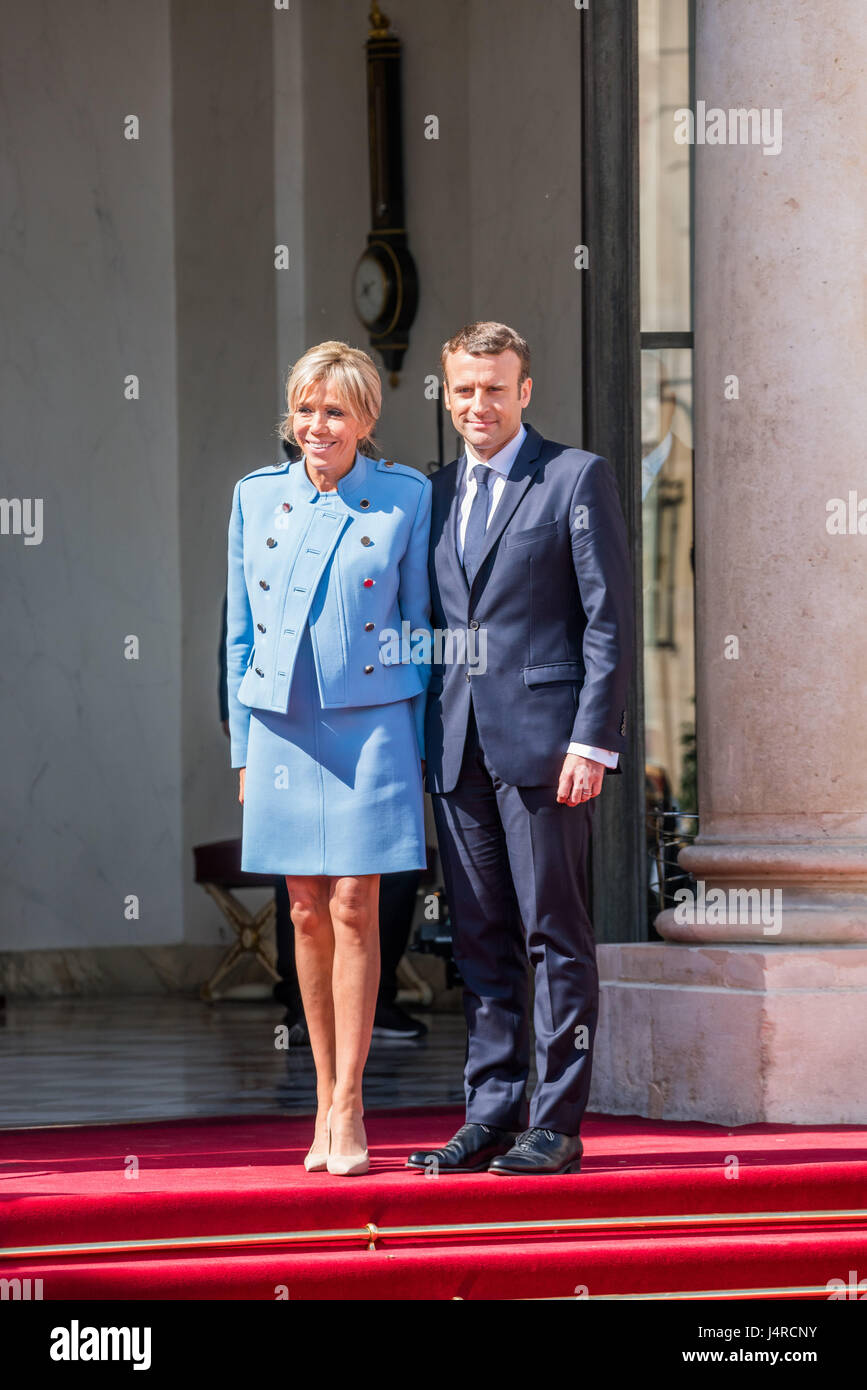 Parigi, Francia. 14 Maggio, 2017. Emmanuel Macron e da sua moglie Brigitte su per le scale di Elysee Palace. Emmanuel Macron inaugurazione come la Francia è di nuovo presidente all'Elysée Paris , Francia , il 14 maggio 2017. Credito: Phanie/Alamy Live News Foto Stock