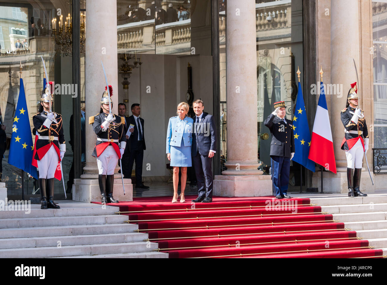 Parigi, Francia. 14 Maggio, 2017. Emmanuel Macron e da sua moglie Brigitte su per le scale di Elysee Palace. Emmanuel Macron inaugurazione come la Francia è di nuovo presidente all'Elysée Paris , Francia , il 14 maggio 2017. Credito: Phanie/Alamy Live News Foto Stock