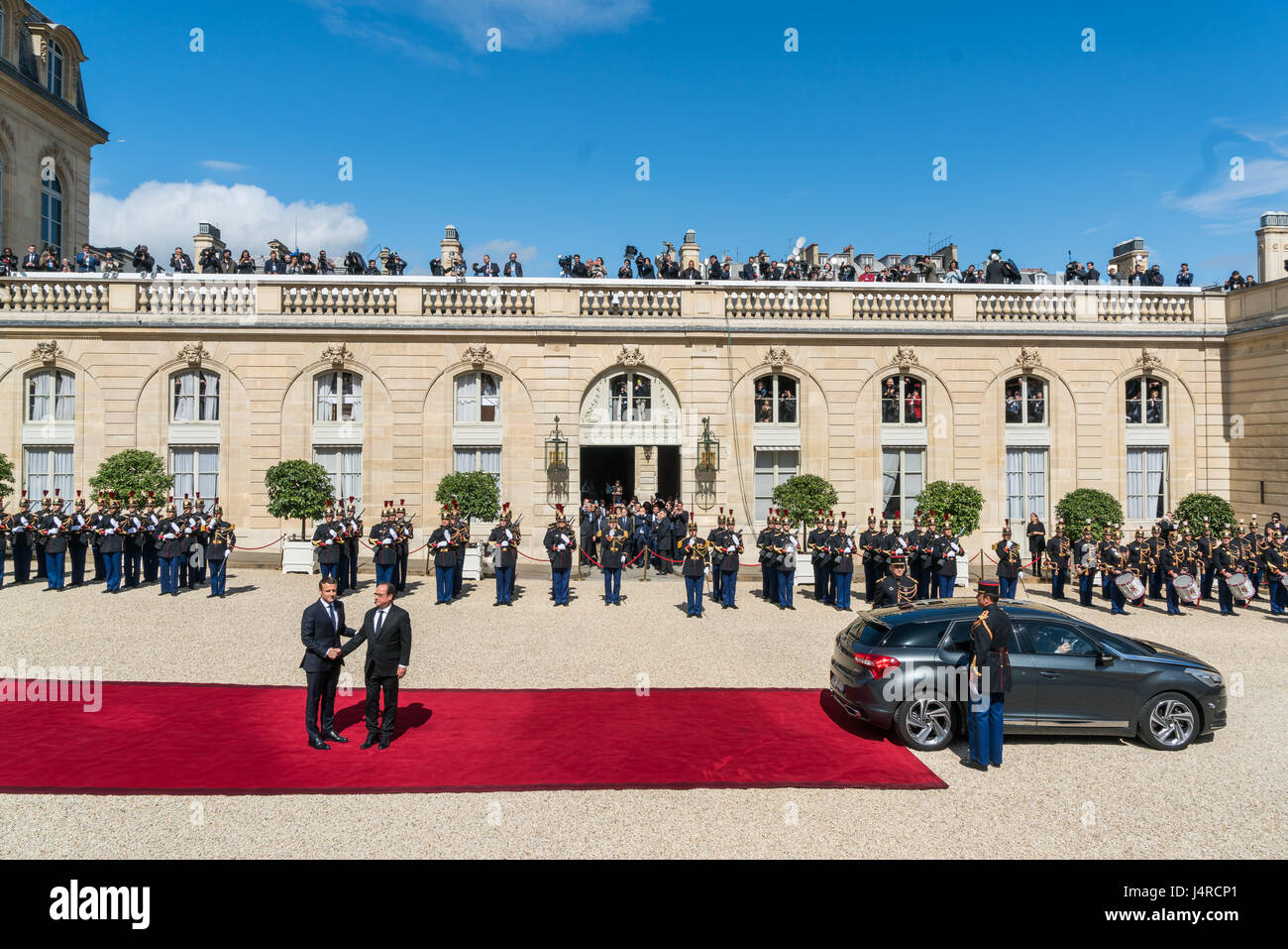 Parigi, Francia. 14 Maggio, 2017. Il nuovo presidente accompagna Francois Hollande alla sua auto. Emmanuel Macron inaugurazione come la Francia è di nuovo presidente all'Elysée Paris , Francia , il 14 maggio 2017. Credito: Phanie/Alamy Live News Foto Stock