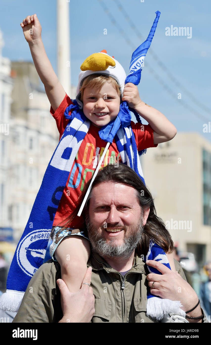 Brighton, Regno Unito. 14 Maggio, 2017. Ventole cominciano a raccogliere per Brighton e Hove Albion football club sfilata di bus per celebrare la loro promozione alla Premier League in una bella giornata di sole sul lungomare di Brighton questo pomeriggio Credito: Simon Dack/Alamy Live News Foto Stock