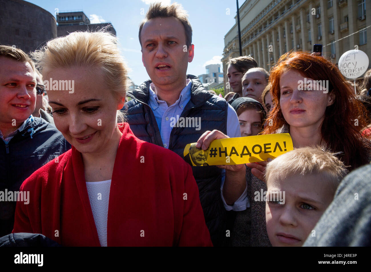 Mosca, Russia. 14 Maggio, 2017. Alexei Navalny, sua moglie Eleonora e figlio Zakhar al rally per protestare contro la demolizione di Khrushchev-ser edifici a cinque piani su accademico Sakharov Prospekt a Mosca, Russia Credito: Nikolay Vinokurov/Alamy Live News Foto Stock