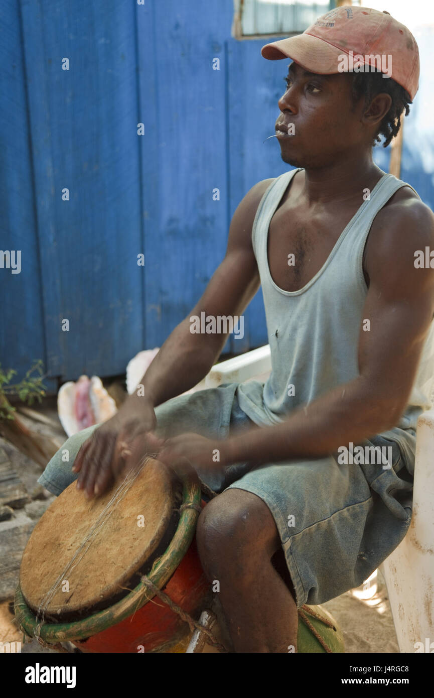 Honduras, Cayos Cochinos, uomo, tamburo, Foto Stock