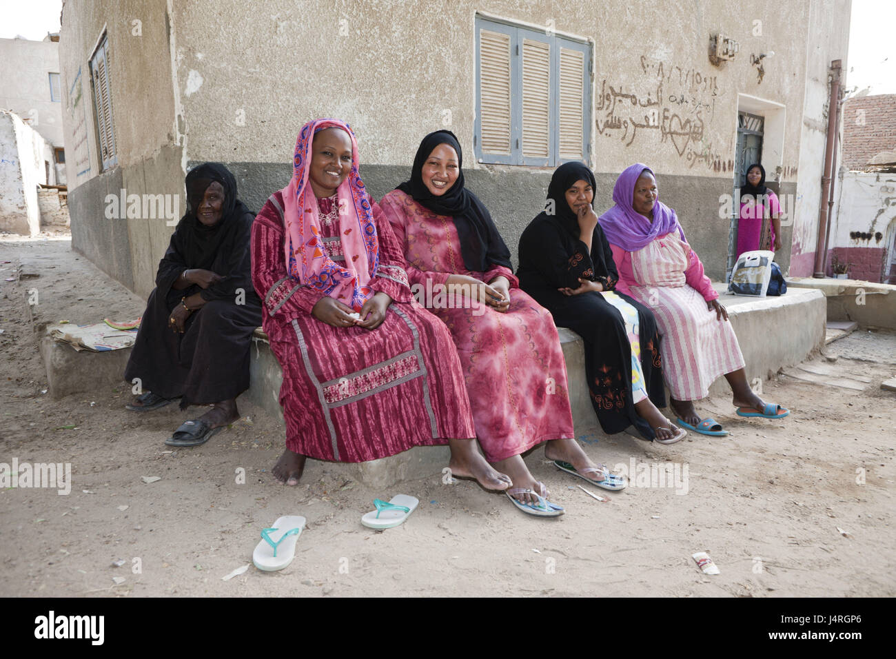 Le donne, Nubisches villaggio sull'Isola Elefantina, Aswan, Egitto, Foto Stock