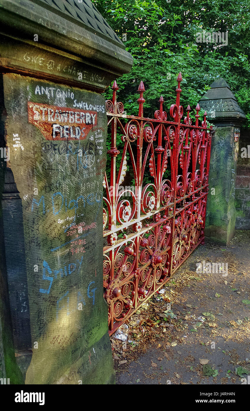 I cancelli del Strawberry Fields in Liverpool. reso famoso dai Beatles. Foto Stock