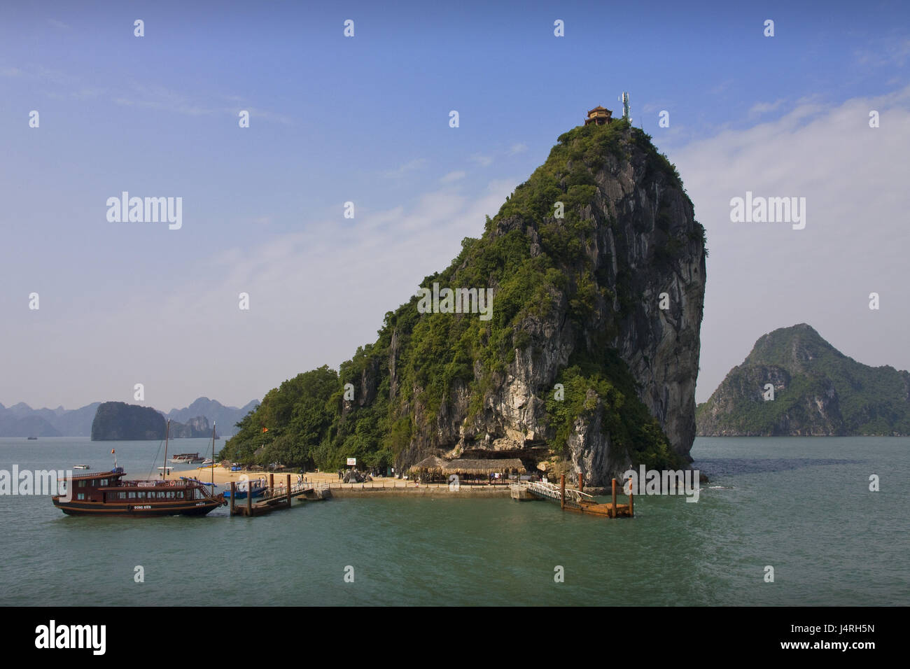 Il Vietnam, Halong Bay, bile isola, pontile, navi, Foto Stock