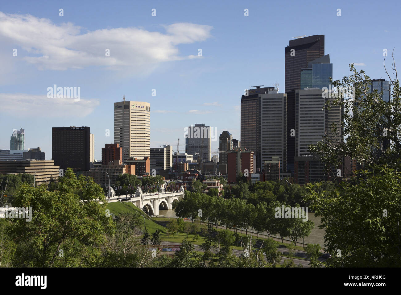 Vista sulla città di Calgary, skyline, alta sorge, fiume, bridge, Canada, Alberta, Calgary, centro della città, il fiume Bow, Centro Street Bridge, Foto Stock
