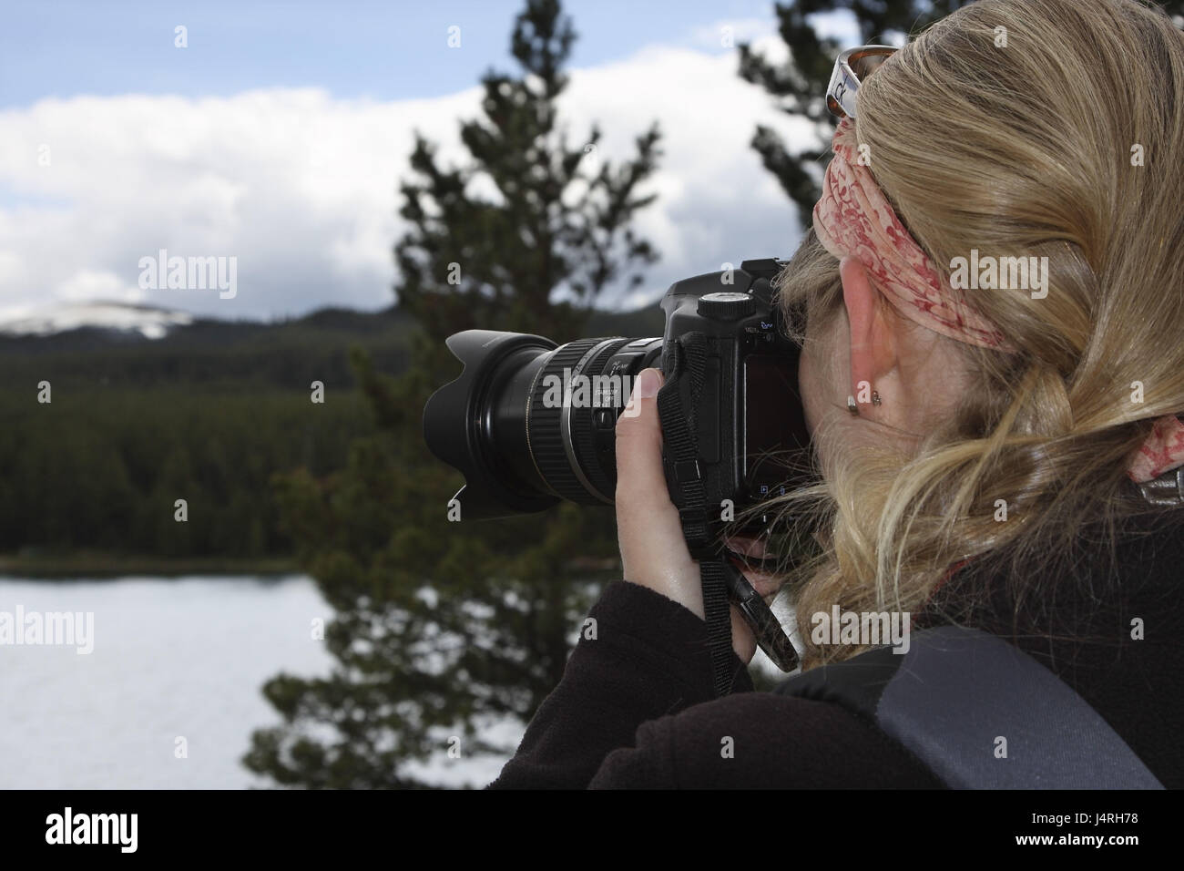 Di donna, giovane, fotocamera, scattare una foto, scenario, Canada, Alberta, Jasper National-Park, maligno salamoia, dettaglio modello rilasciato, Foto Stock