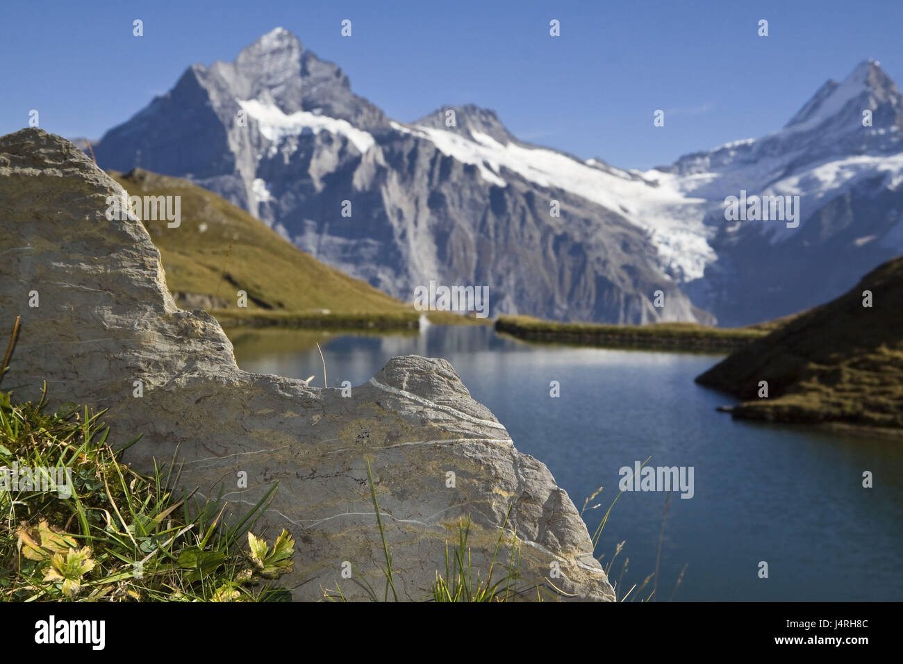 Prospettiva, il confronto delle dimensioni, pietra paesaggio di montagna, Brook Alpsee, Svizzera, le alpi Bernesi, Grindelwald, meteo avvisatore acustico (3692 m), spavento avvisatore acustico (4078 m), Foto Stock
