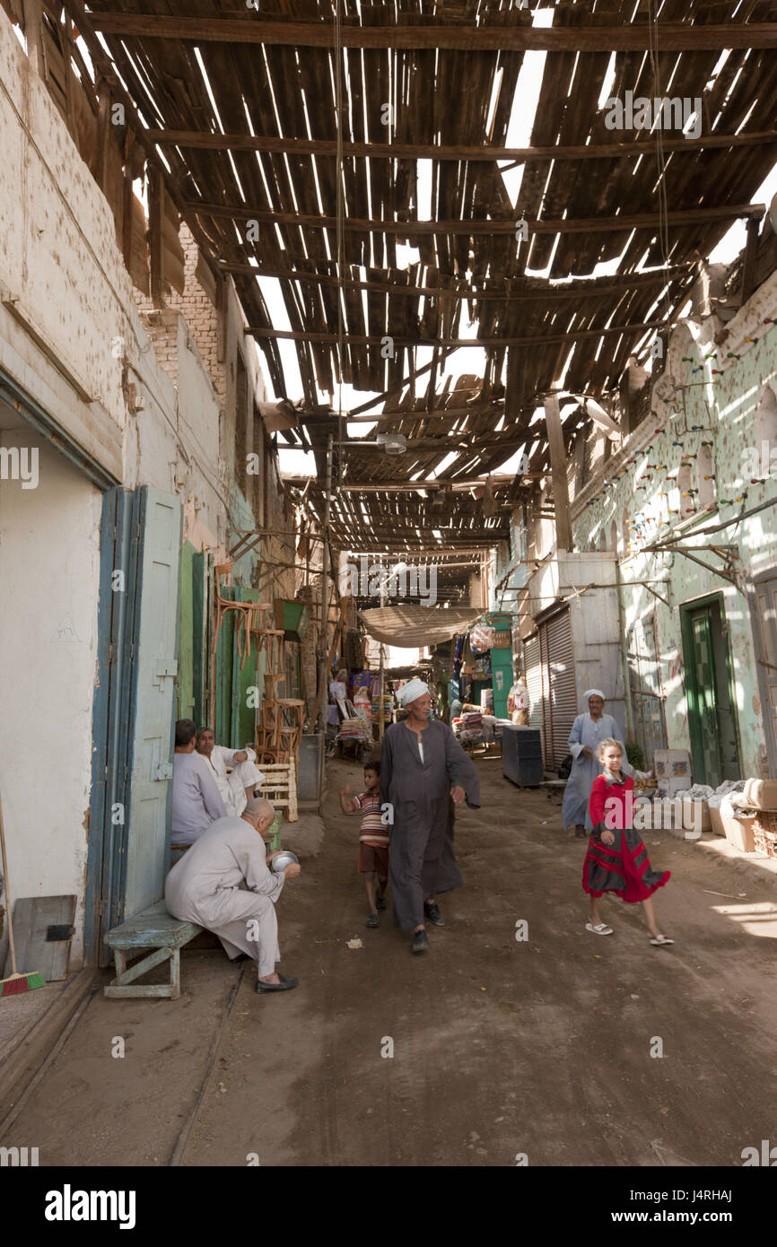 Scena di strada, persona, Esna, Egitto, Foto Stock