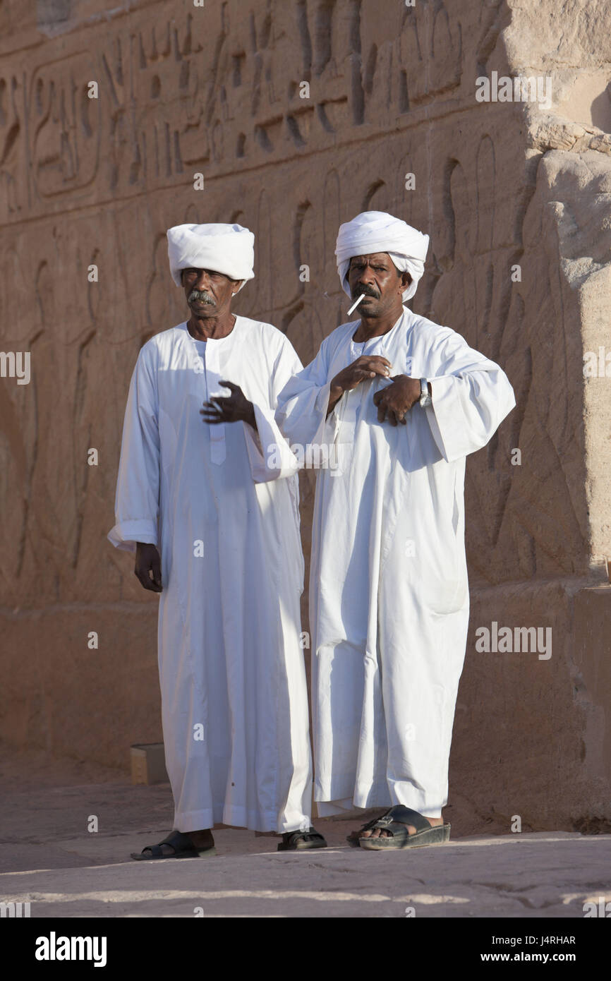 Gli uomini, locali, grande tempio del faraone Ramses II, Abu Simbel Egitto, Foto Stock