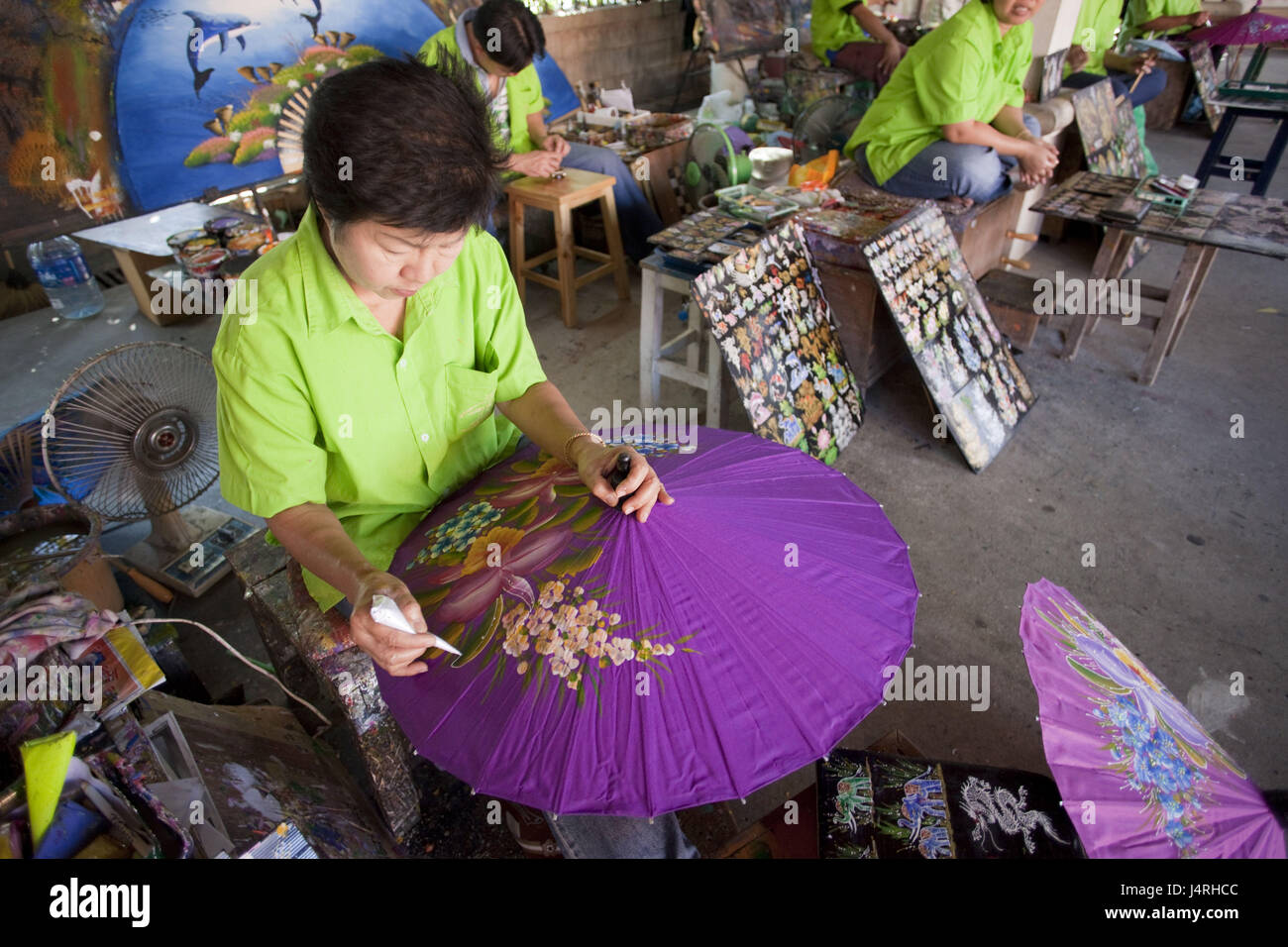 Thailandia Chiang maggio, Bo canzone, ombrello Village, Donna, produzione, carta schermi, nessun modello di rilascio, Foto Stock